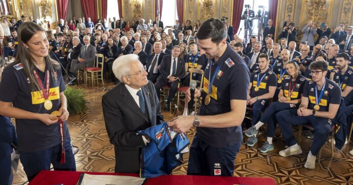 La festa del volley italiano al Quirinale, Mattarella svela: “Giannelli mi ha mandato una lettera”. Poi riceve il regalo di capitan Danesi
