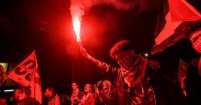Copertina di L’Italia torna in piazza per Gaza: in migliaia alle manifestazioni di Roma, Milano, Bologna e Napoli