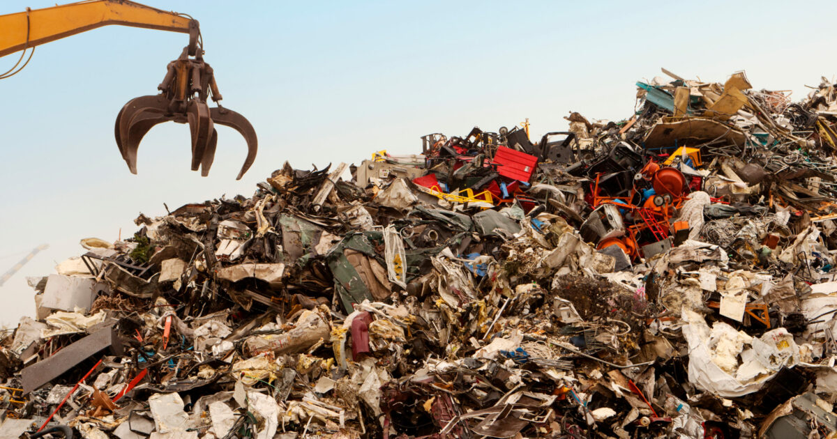 Butta un vecchio libro, poi si ricorda che aveva nascosto 1000 euro in banconote tra le pagine: anziana disperata corre in discarica e si mette a frugare tra la spazzatura