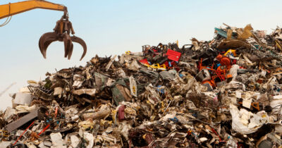 Copertina di Butta un vecchio libro, poi si ricorda che aveva nascosto 1000 euro in banconote tra le pagine: anziana disperata corre in discarica e si mette a frugare tra la spazzatura