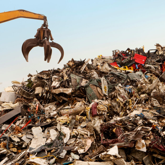 Butta un vecchio libro, poi si ricorda che aveva nascosto 1000 euro in banconote tra le pagine: anziana disperata corre in discarica e si mette a frugare tra la spazzatura