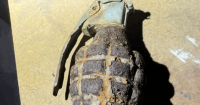 Copertina di “L’ordigno era attivo, poteva esplodere”: bimbo trova una bomba della Seconda Guerra Mondiale nel cortile di casa e ci gioca, poi la scoperta choc dei genitori