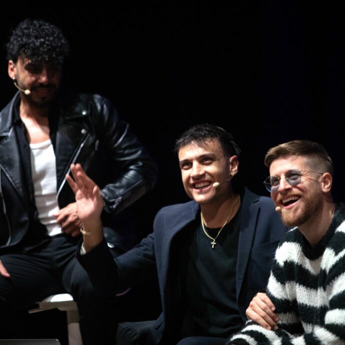 “Mi sento in colpa per chi è cresciuto con i miei video. In direct si liberano dei pesi con me e io me ne faccio carico”: Awed a teatro con “Esperienze D.M.”