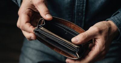 Copertina di “Così l’Irpef gonfiata dall’inflazione ha sottratto a un lavoratore medio più di 1000 euro in tre anni”. Le simulazioni della Cgil