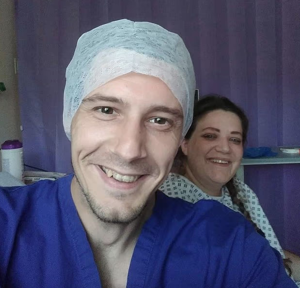 pensava che i dolori alla schiena fossero dovuti all8217et224 invece era un cancro al colon steve burrows 232 morto a due mesi dalla diagnosi