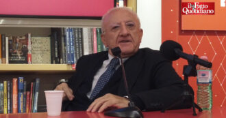 Copertina di De Luca: “Il centrosinistra non sa creare entusiasmo, non basta mettere insieme i pezzi. M5s? Se diventa partito diventa inutile”