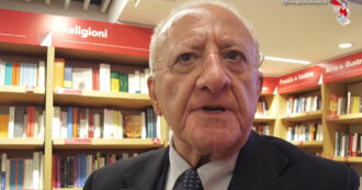 Copertina di De Luca: “In Campania la destra candida Cirielli? Pronti a enormi porcherie clientelari. Fico? Io parlo del programma”