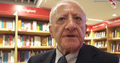 Copertina di De Luca: “In Campania la destra candida Cirielli? Pronti a enormi porcherie clientelari. Fico? Io parlo del programma”