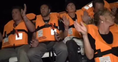 Copertina di La nuova Flotilla attaccata da Israele, 9 barche abbordate a 120 miglia da Gaza. Medici e infermieri italiani a bordo