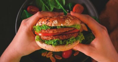 Copertina di Delizioso Pd, in Europa riesce a dividersi pure sui burger vegani