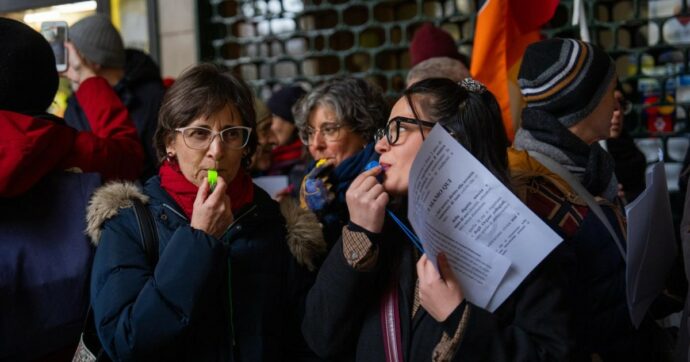 Prof, studenti e genitori in piazza contro “le politiche autoritarie e repressive”: protesta in 30 città contro Valditara