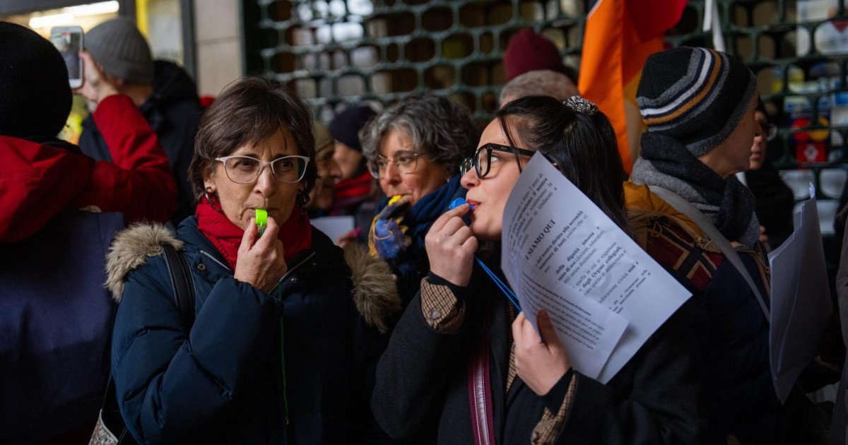 Prof, studenti e genitori in piazza contro “le politiche autoritarie e repressive”: protesta in 30 città contro Valditara Prof, studenti e genitori in piazza contro “le politiche autoritarie e repressive”: protesta in 30 città contro Valditara
