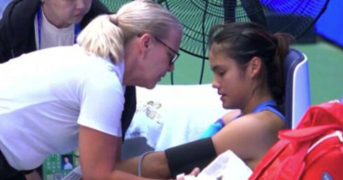 Anche Raducanu crolla in campo: a Wuhan non riesce a stare in piedi per il troppo caldo e i medici le controllano pressione e pupille