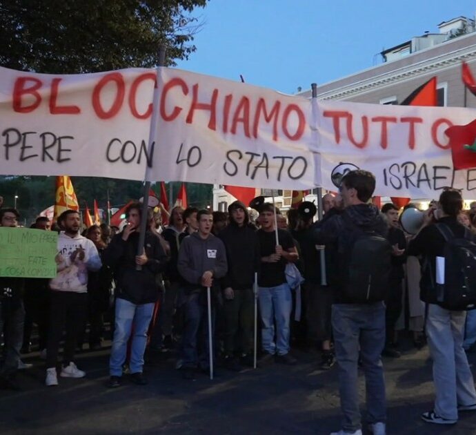 Roma, ancora in piazza per la Flotilla “bis” bloccata da Israele. I manifestanti: “Subito un canale umanitario permanente” – Video
