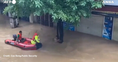 Copertina di Inondazioni record in Vietnam, le immagini del salvataggio di un uomo aggrappato a un albero