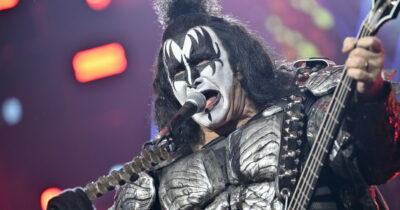 Copertina di Gene Simmons dei KISS ricoverato d’urgenza in ospedale: svenuto al volante dell’auto si è schiantato. La moglie: “Ha cambiato la terapia farmacologica”