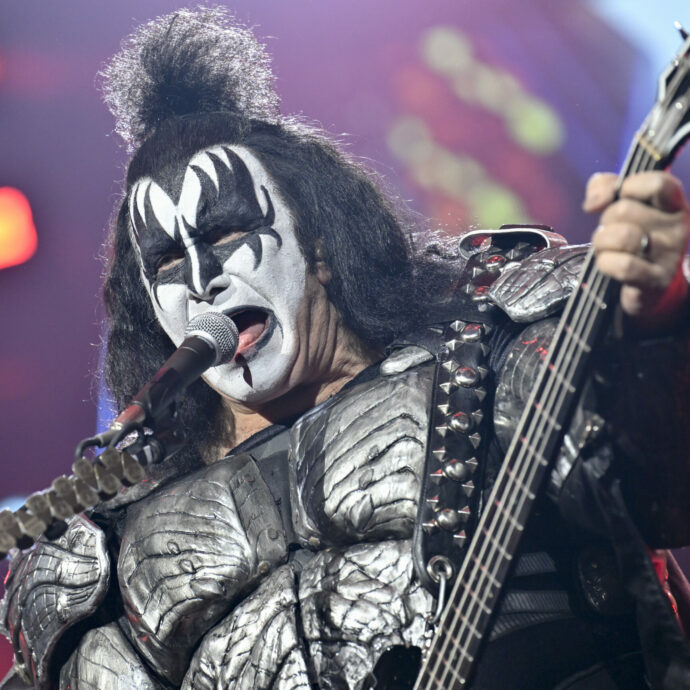 Gene Simmons dei KISS ricoverato d’urgenza in ospedale: svenuto al volante dell’auto si è schiantato. La moglie: “Ha cambiato la terapia farmacologica”