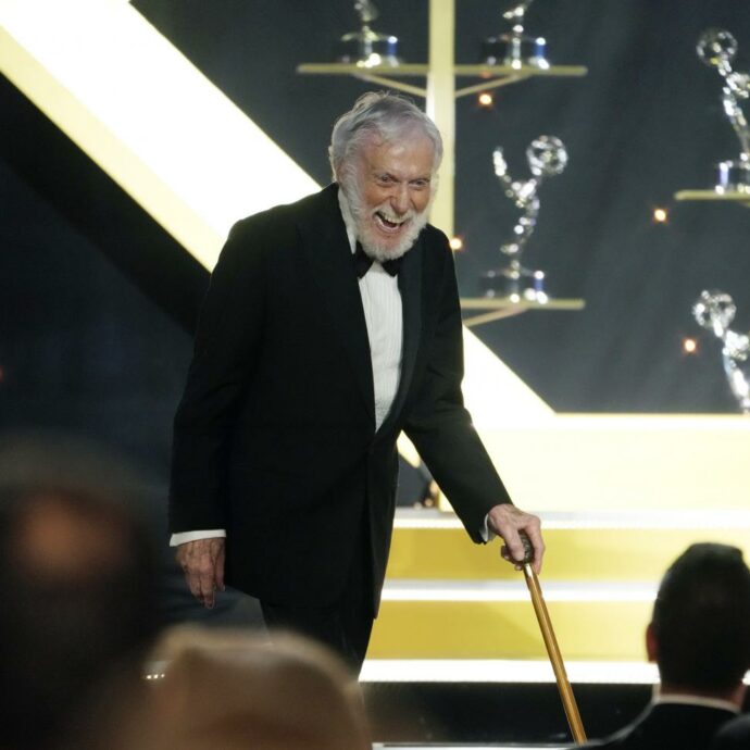 “Tra due mesi compirò 100 anni. Sarebbe divertente se non ci arrivassi”: l’ironia di Dick Van Dyke, l’attore di Mary Poppins