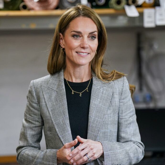 “Guardate negli occhi le persone che amate, siate pienamente presenti con i vostri figli e non attaccati ai cellulari: gli negate amore”: l’appello di Kate Middleton