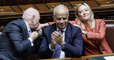 Copertina di Caso Almasri: la Camera salva Nordio, Piantedosi e Mantovano dal processo. Meloni presente in aula per blindare i suoi ministri