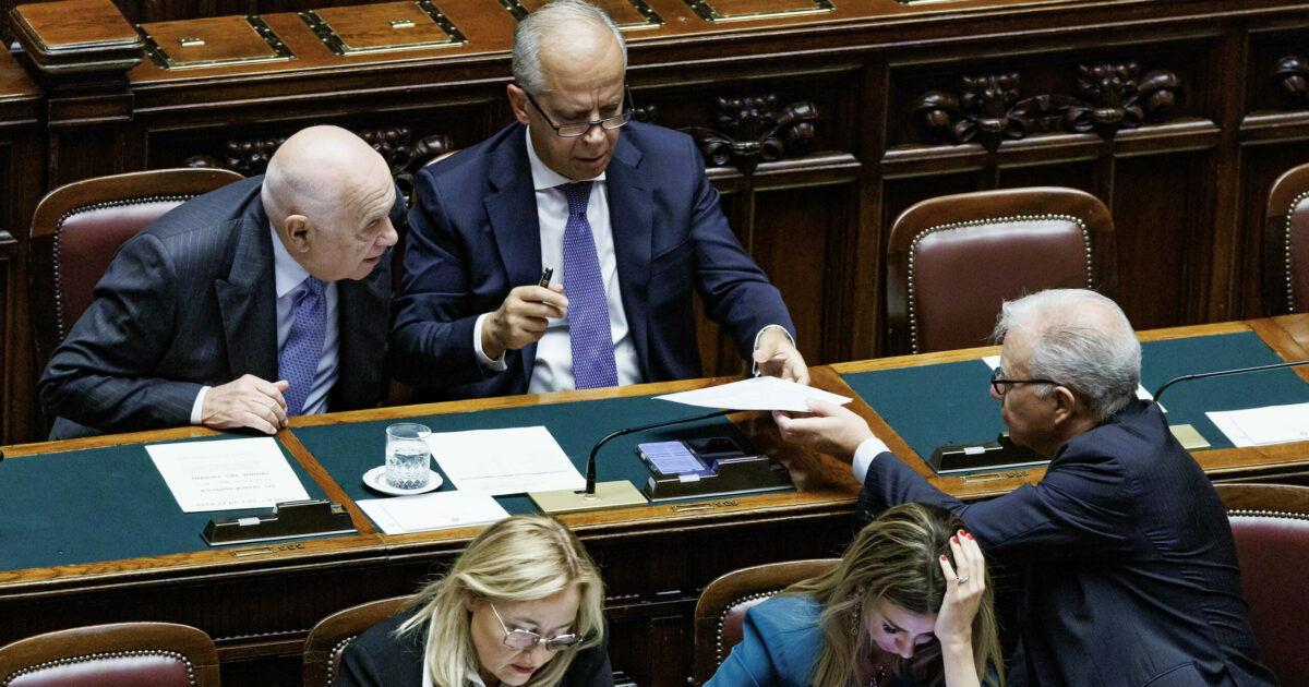 Caso Almasri, attesa per il voto sull’autorizzazione a procedere per Nordio, Piantedosi e Mantovano. La maggioranza: “Non al processo” Caso Almasri, attesa per il voto sull’autorizzazione a procedere per Nordio, Piantedosi e Mantovano. La maggioranza: “Non al processo”