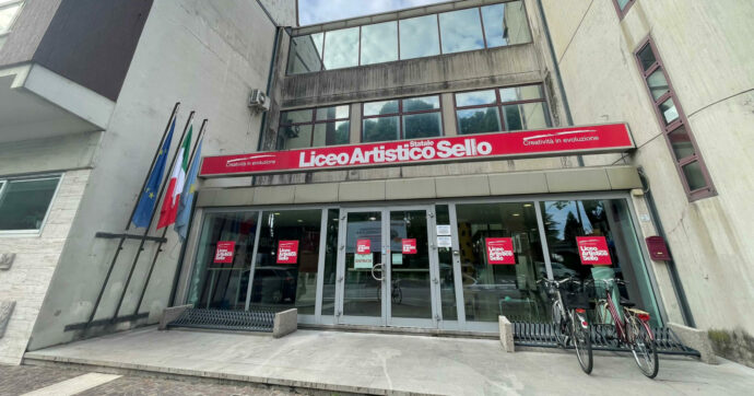 Studentessa di 17 anni muore travolta da un’auto mentre va a scuola a Udine