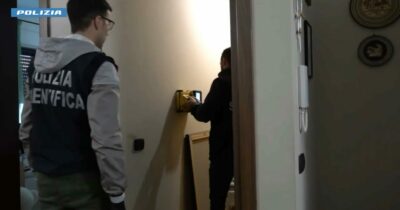 Copertina di Soffoca i gemellini appena nati e li nasconde nell’armadio: 25enne ai domiciliari a Reggio Calabria