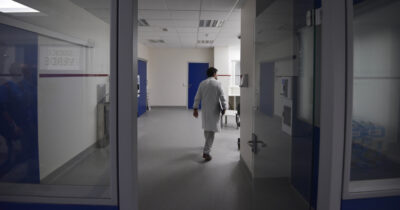 Copertina di Napoli, muore in ospedale dopo essere stata sedata e legata “perché infastidiva gli altri pazienti”: la denuncia della famiglia