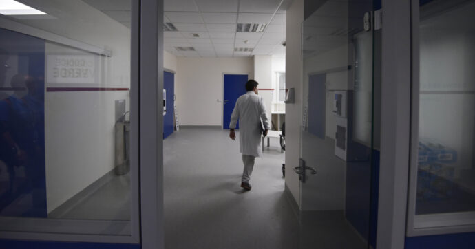 Napoli, muore in ospedale dopo essere stata sedata e legata “perché infastidiva gli altri pazienti”: la denuncia della famiglia