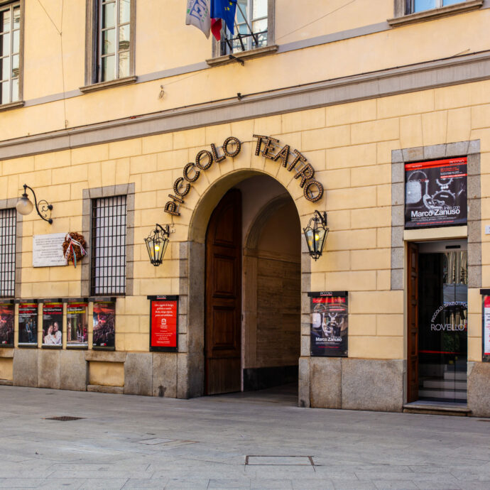 Trump, Snowden, il G8 di Genova e la Uno Bianca: Milano apre la stagione teatrale più politica e attuale degli ultimi anni. Ecco gli spettacoli da non perdere