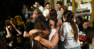 Gaza, l’annuncio di Trump: “C’è l’intesa sulla prima fase della tregua. Ostaggi liberi, Israele via dalla Striscia”. I palestinesi festeggiano