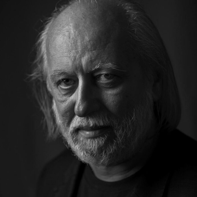 László Krasznahorkai vince il Premio Nobel per la Letteratura 2025: ecco chi è il “maestro dell’apocalisse” che ha scritto “Satantango”