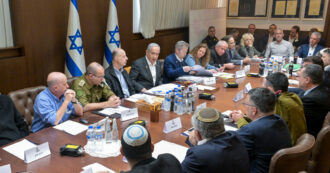 Gaza, Israele-Hamas c’è l’accordo: il governo Netanyahu dà l’ok dopo un vertice fiume. Trump: ostaggi liberi tra lunedì e martedì