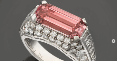 Copertina di “Era un cimelio della nonna, pensava fosse quarzo rosa invece è un raro diamante rosa da 3 carati”: anello di Bulgari venduto per 2,26 milioni, è record