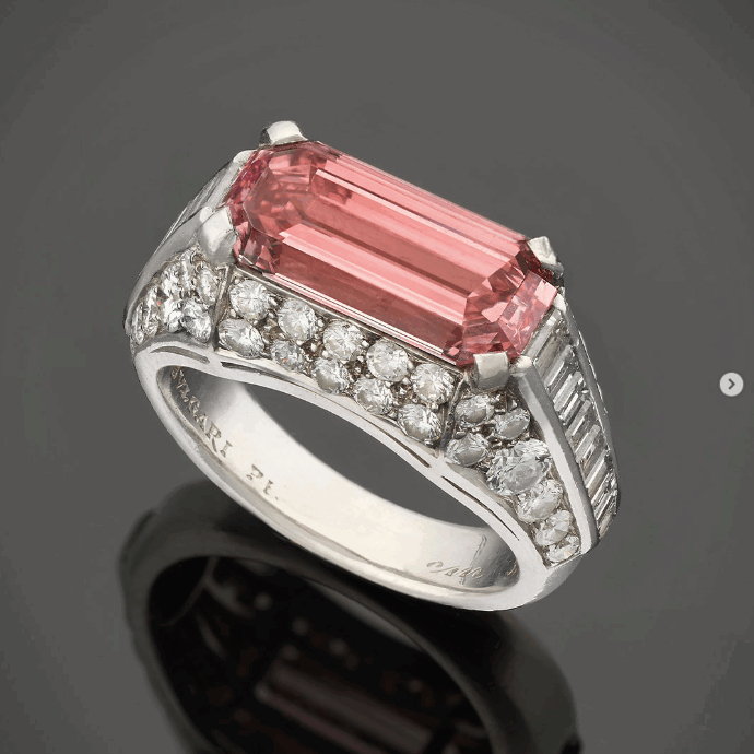 “Era un cimelio della nonna, pensava fosse quarzo rosa invece è un raro diamante rosa da 3 carati”: anello di Bulgari venduto per 2,26 milioni, è record