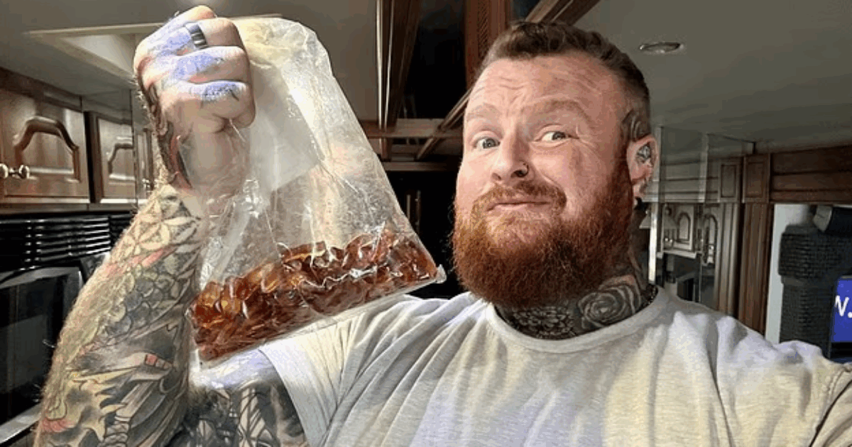 “Ho mangiato 3 chili di caramelle Haribo in tre sere, non pensavo fosse un problema invece sono finito in ospedale per una settimana. E’ stato orribile”: la storia di Nathan Rimmington