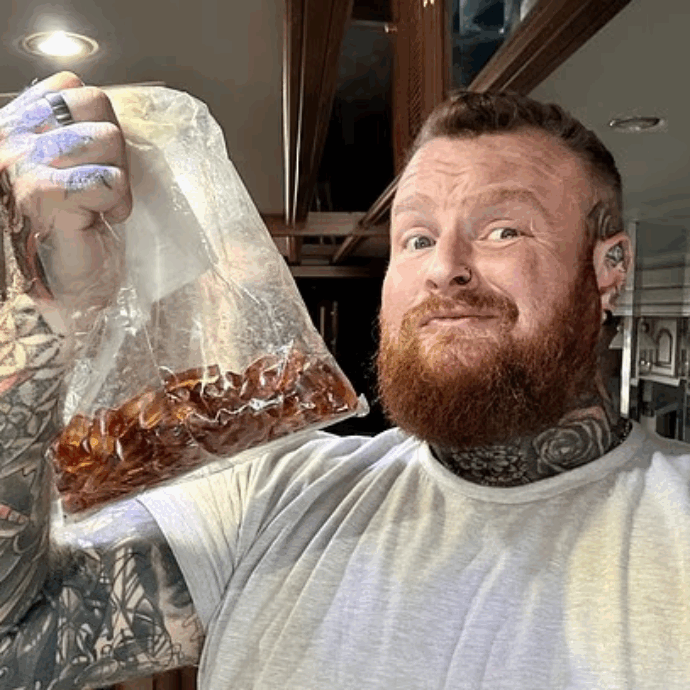 “Ho mangiato 3 chili di caramelle Haribo in tre sere, non pensavo fosse un problema invece sono finito in ospedale per una settimana. E’ stato orribile”: la storia di Nathan Rimmington