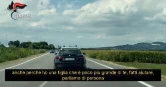 Copertina di Adolescente in difficoltà chiama i carabinieri: il militare la tiene al telefono fino all’arrivo della pattuglia – Video