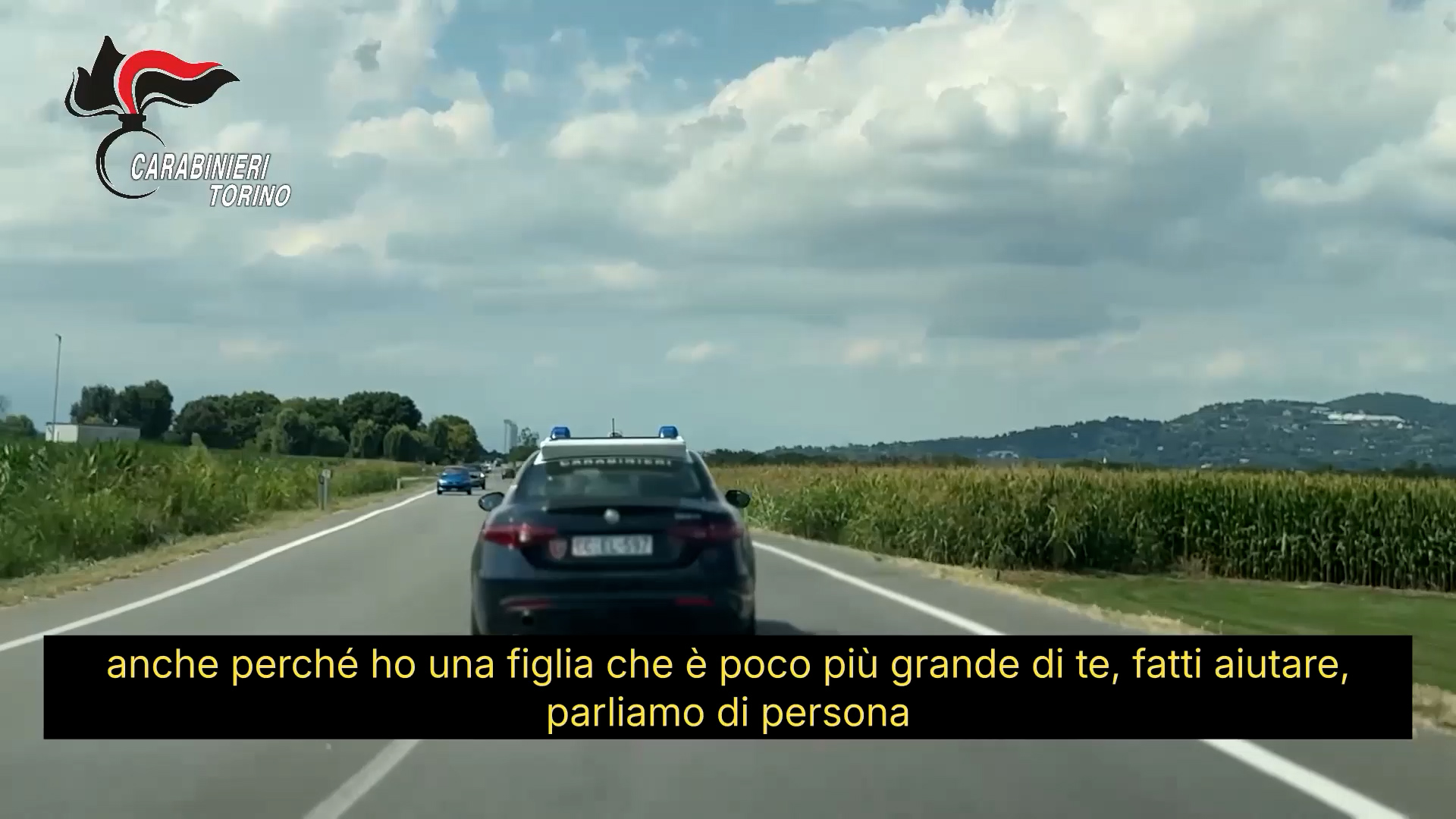 Adolescente in difficoltà chiama i carabinieri: il militare la tiene al telefono fino all’arrivo della pattuglia – Video Adolescente in difficoltà chiama i carabinieri: il militare la tiene al telefono fino all’arrivo della pattuglia – Video