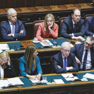 Copertina di Caso Almasri, la Camera salva Nordio, Piantedosi e Mantovano con il governo precettato (come B. con Ruby)