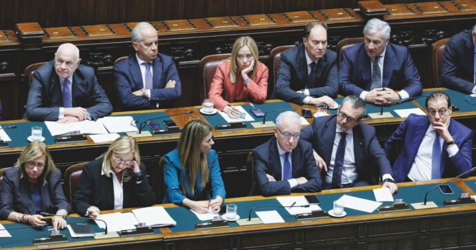 Caso Almasri, la Camera salva Nordio, Piantedosi e Mantovano con il governo precettato (come B. con Ruby)