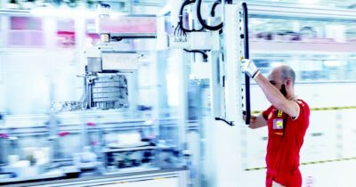 Copertina di 1000 cavalli e 530 km di autonomia: Ferrari mostra il suo lato green