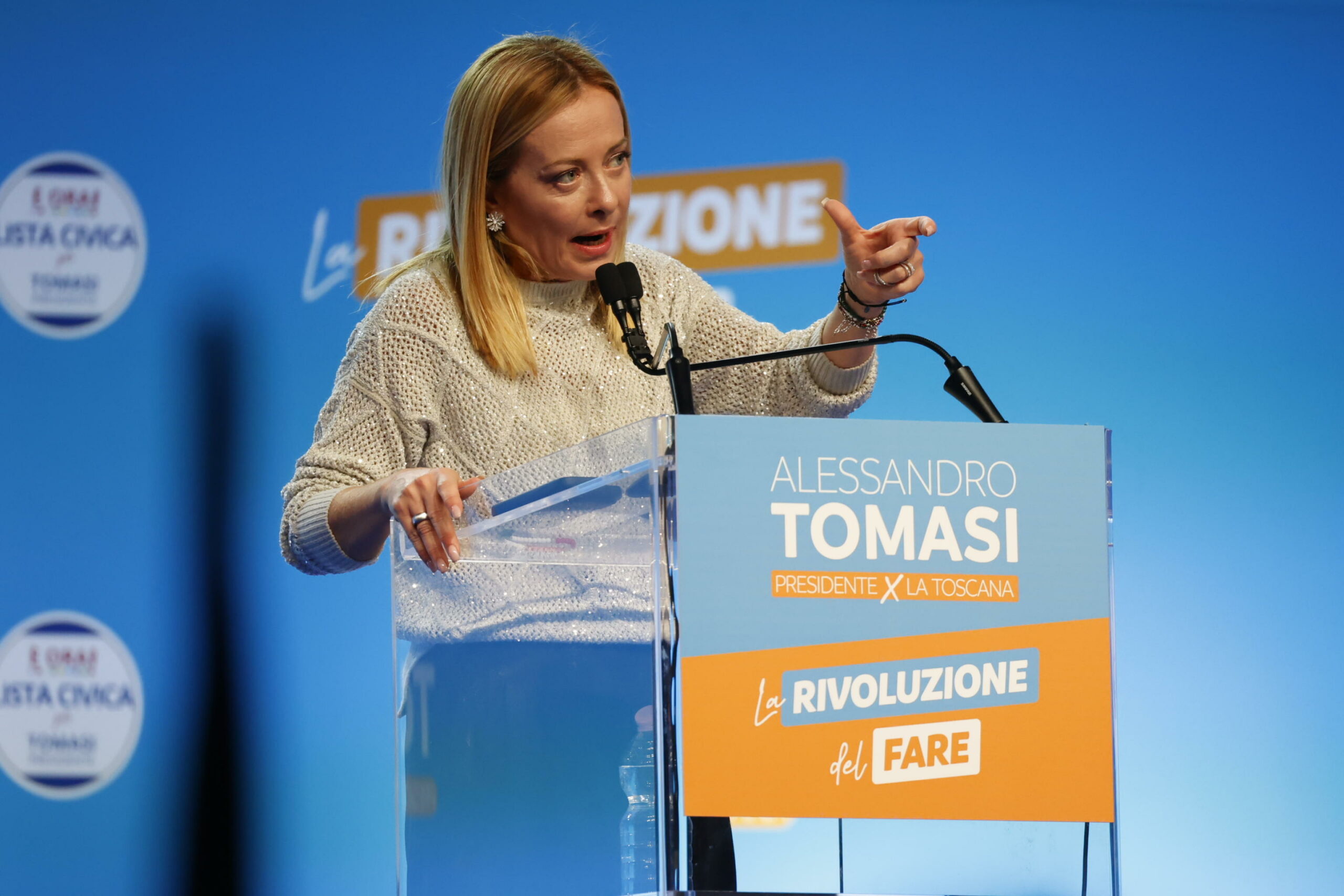 Meloni attacca dal palco di Firenze: “La sinistra italiana è più estremista di Hamas” | Video