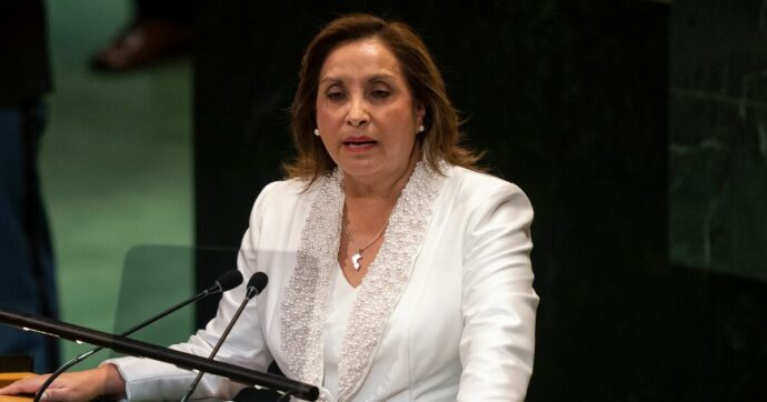 In Perù la presidente “meno popolare del mondo” destituita con l’impeachment