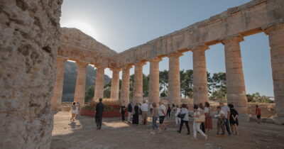 Copertina di Sicilia spaccata tra turismo glamour, incendi e infrastrutture al collasso. L’isola che sogna la destagionalizzazione fa i conti con siccità e disservizi