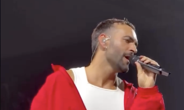 Marco Mengoni a Torino omaggia Giorgia e canta a sorpresa “Come Saprei” – IL VIDEO