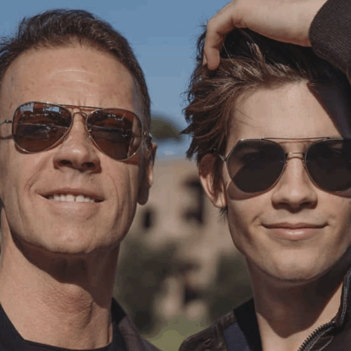 “Cose assurde. Non c’è mai stato sfruttamento, anzi, è stato dato molto alle ragazze”: Lorenzo Tano difende papà Rocco Siffredi dalle accuse di abusi