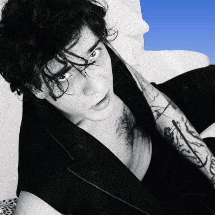 Tananai: “Dopo il primo Sanremo mi sentivo una rockstar tossica. In discoteca ho baciato la ragazza sbagliata, il fidanzato mi ha dato un pugno. Il primo tattoo? Sembrava un pisel**ne gigante”