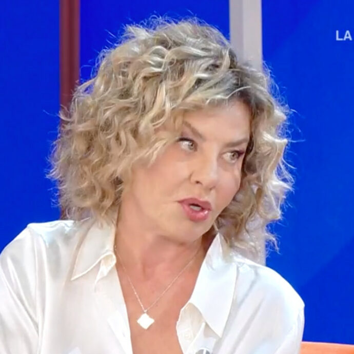 “Ero più morta che viva. Una protesi ha fatto infezione, il seno si è gonfiato di 7 litri di siero. Sono rimasta con un seno solo per un anno”: così Eva Grimaldi