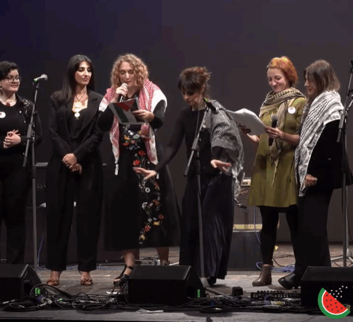 Torna ‘Free Free Palestine’, l’evento di cantanti e artisti per Gaza: la diretta dal teatro Carcano di Milano